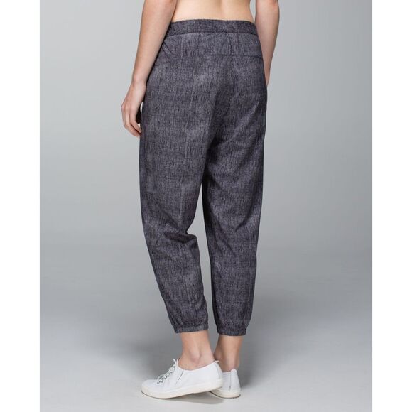 Lululemon Rollin’ With My Omies Pants Black Grey Print Women’s Size 4 - Picture 1 of 5